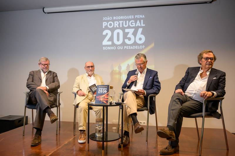 Painel de convidados em palco na apresentação do livro Portugal 2036