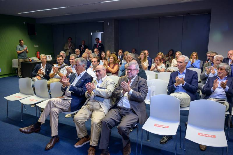 Público a aplaudir na apresentação do livro Portugal 2036